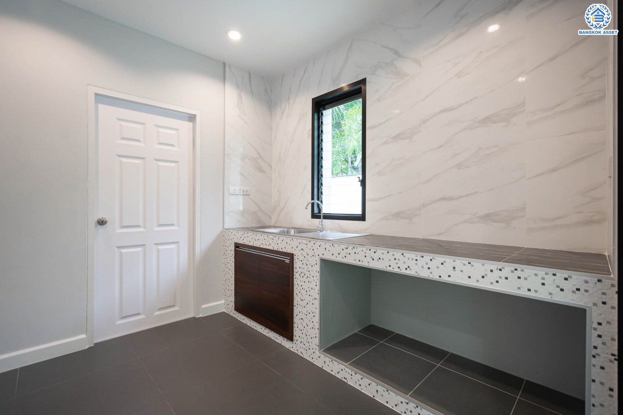 บ้านมือสองตกแต่งใหม่ ม.พิมาน ปิ่นเกล้า-กาญจนาภิเษก เนื้อที่ 64 ตร.ว. ฟังก์ชัน 3 ห้องนอน 4 ห้องน้ำ 1 ห้องแม่บ้าน จอดรถได้ 2 คัน บนทำเลเดินทางสะดวก ติดถนนกาญจนาภิเษก เชื่อมต่อหลายเส้นทาง ใกล้ทางด่วน "กาญจนาภิเษก" รถไฟฟ้า "สถานีหลักสอง" และเดอะมอลล์บางแค...